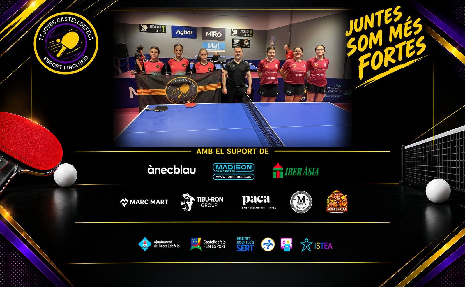Equip femení del TT Joves Castelldefels amb la bandera del club a la 1a jornada de Primera Nacional Femenina